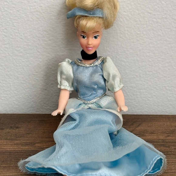 Vintage DISNEY Parks World Land Princess CINDERELLA Mini Doll Figure Collectible - Picture 2 of 11